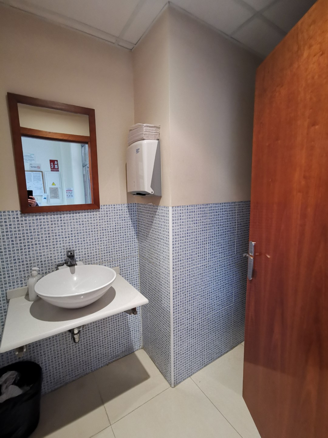 Espacio comercial de primera calidad en la vibrante Calpe: 163 m² de esquinera
