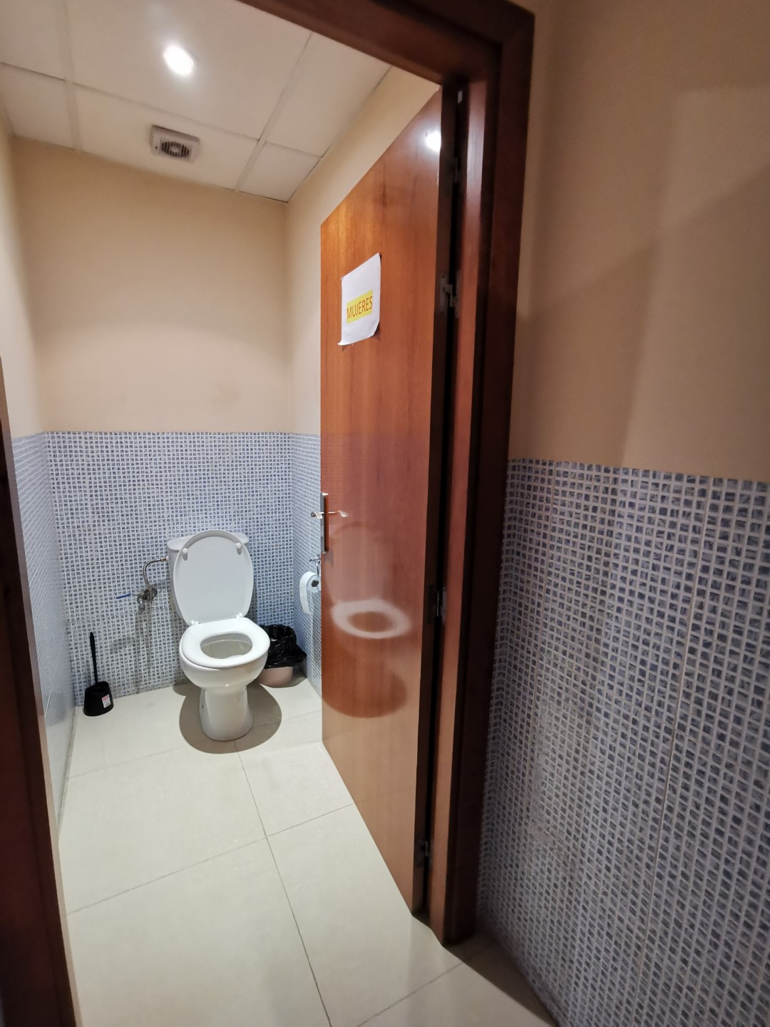 Espacio comercial de primera calidad en la vibrante Calpe: 163 m² de esquinera