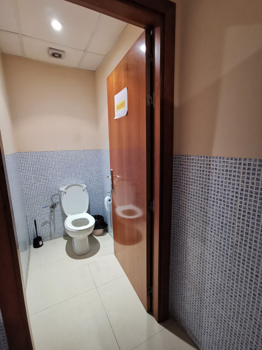 Espacio comercial de primera calidad en la vibrante Calpe: 163 m² de esquinera