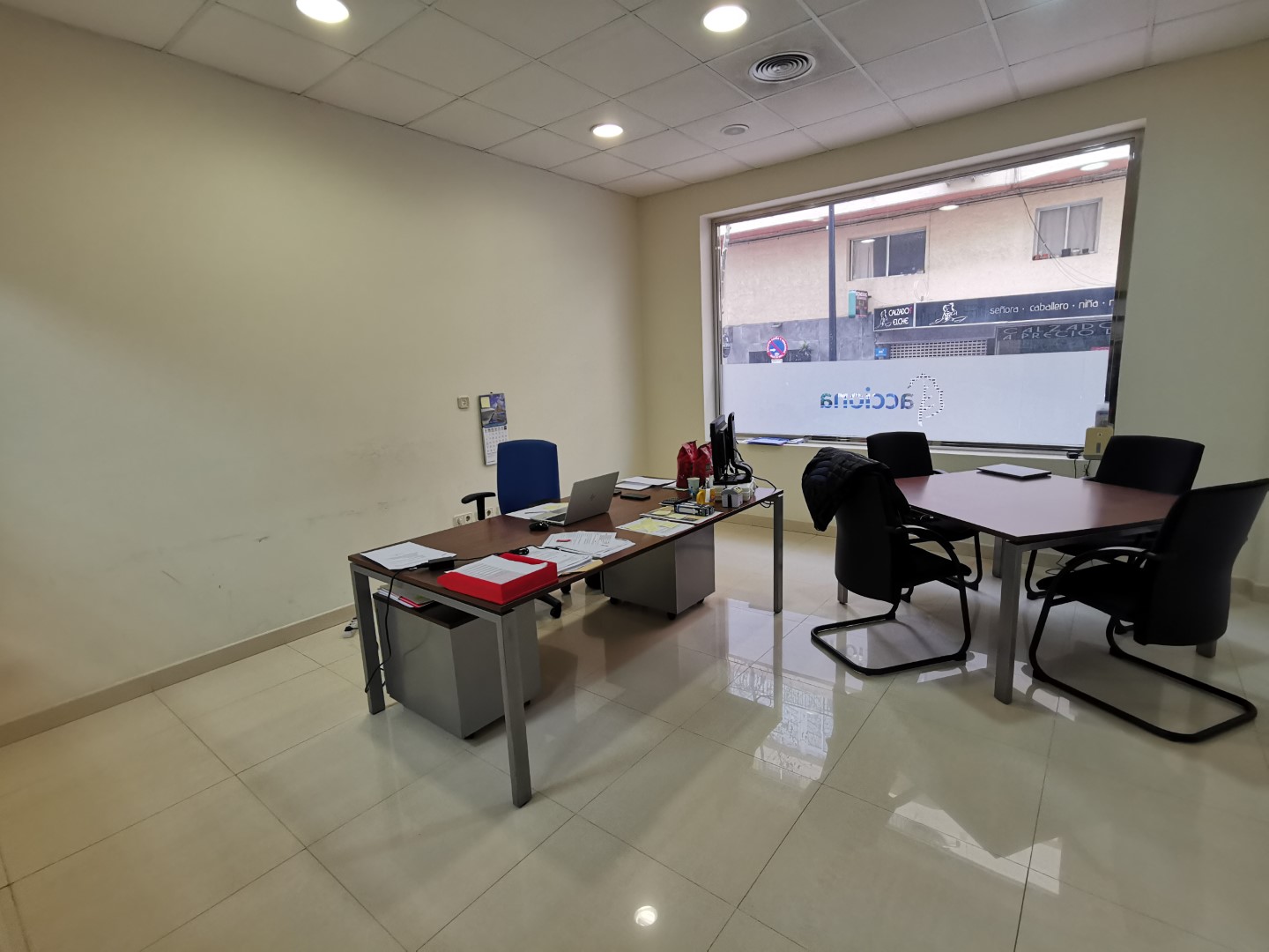 Espacio comercial de primera calidad en la vibrante Calpe: 163 m² de esquinera