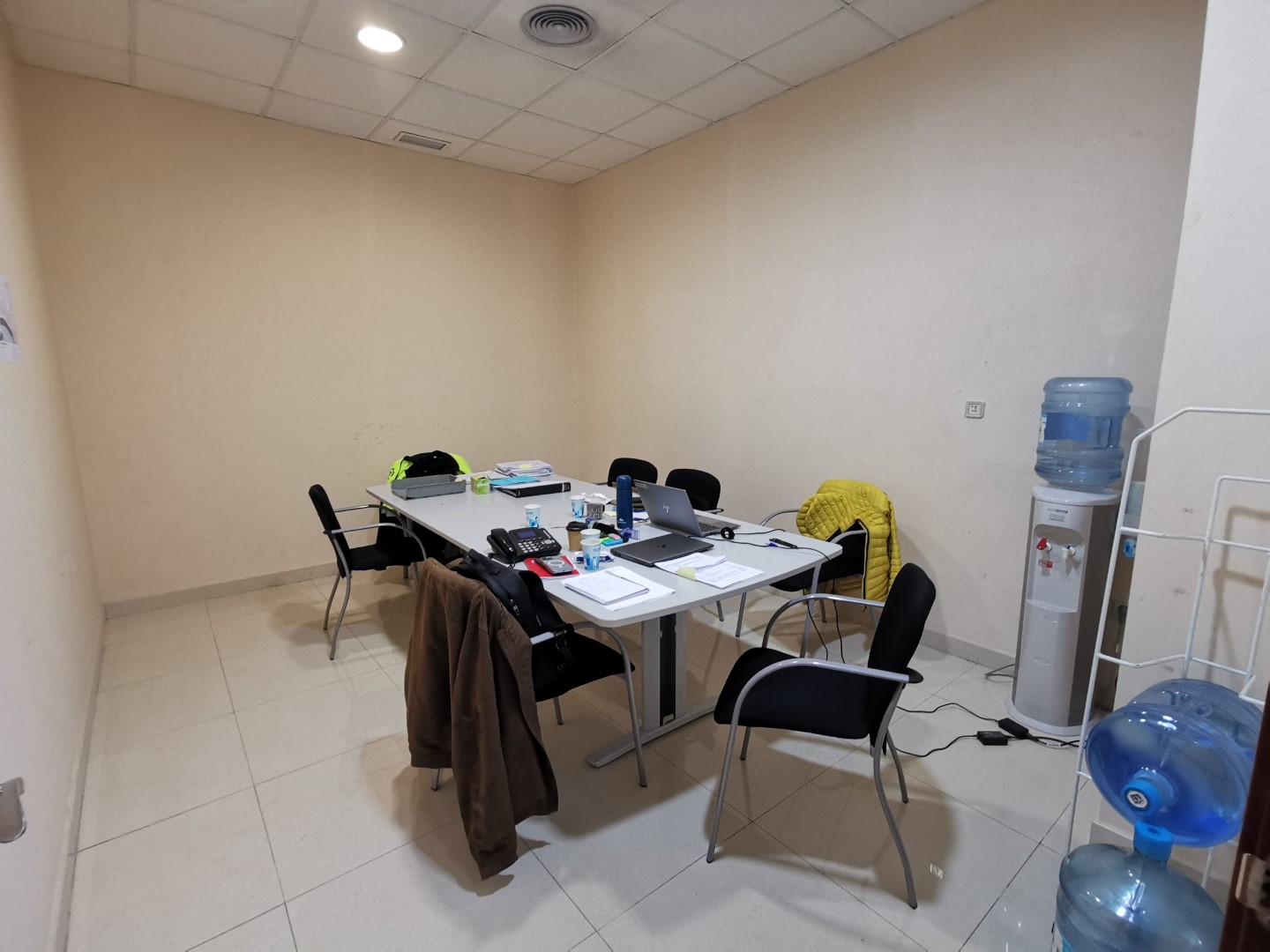 Espacio comercial de primera calidad en la vibrante Calpe: 163 m² de esquinera