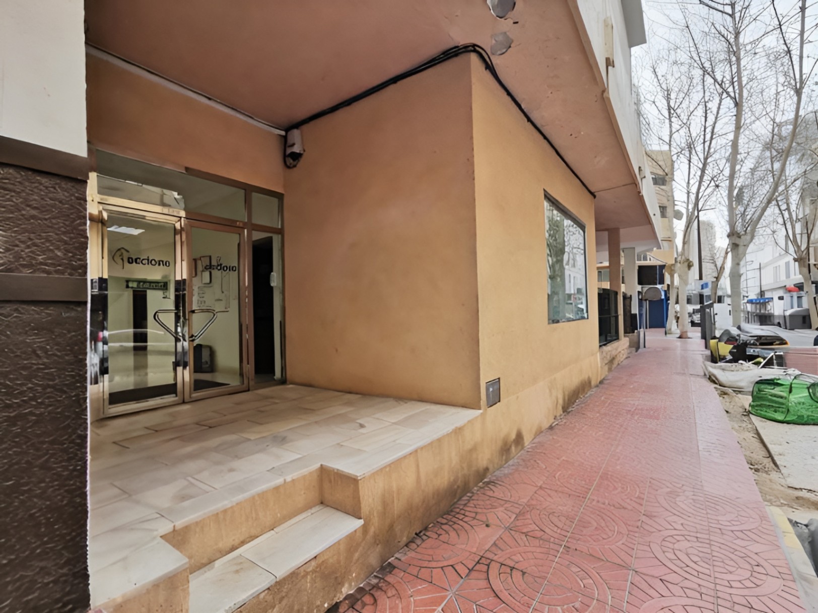 Espacio comercial de primera calidad en la vibrante Calpe: 163 m² de esquinera