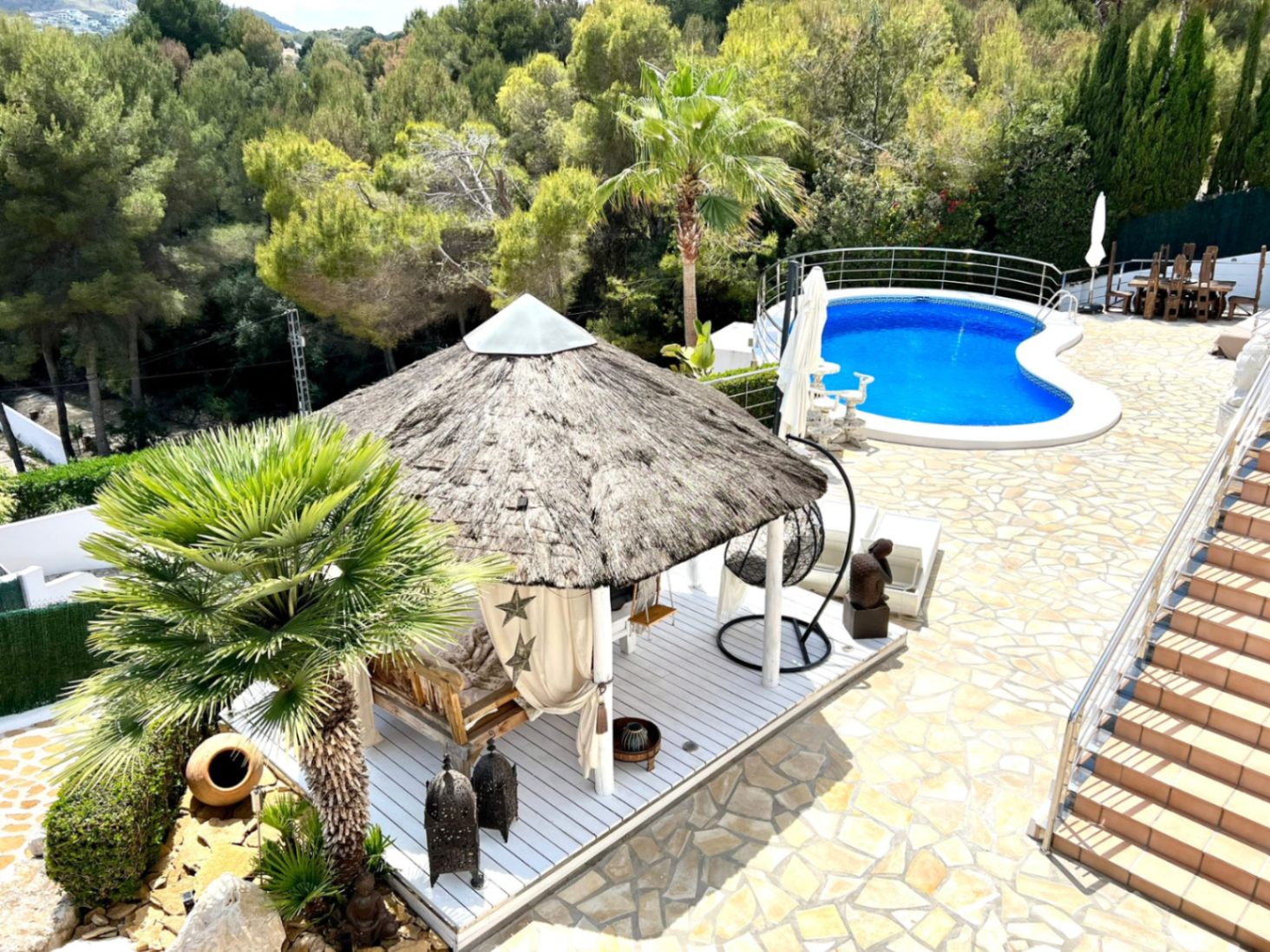 Exquisita villa de 5 dormitorios con impresionantes vistas en venta en Jávea cerca de la playa.