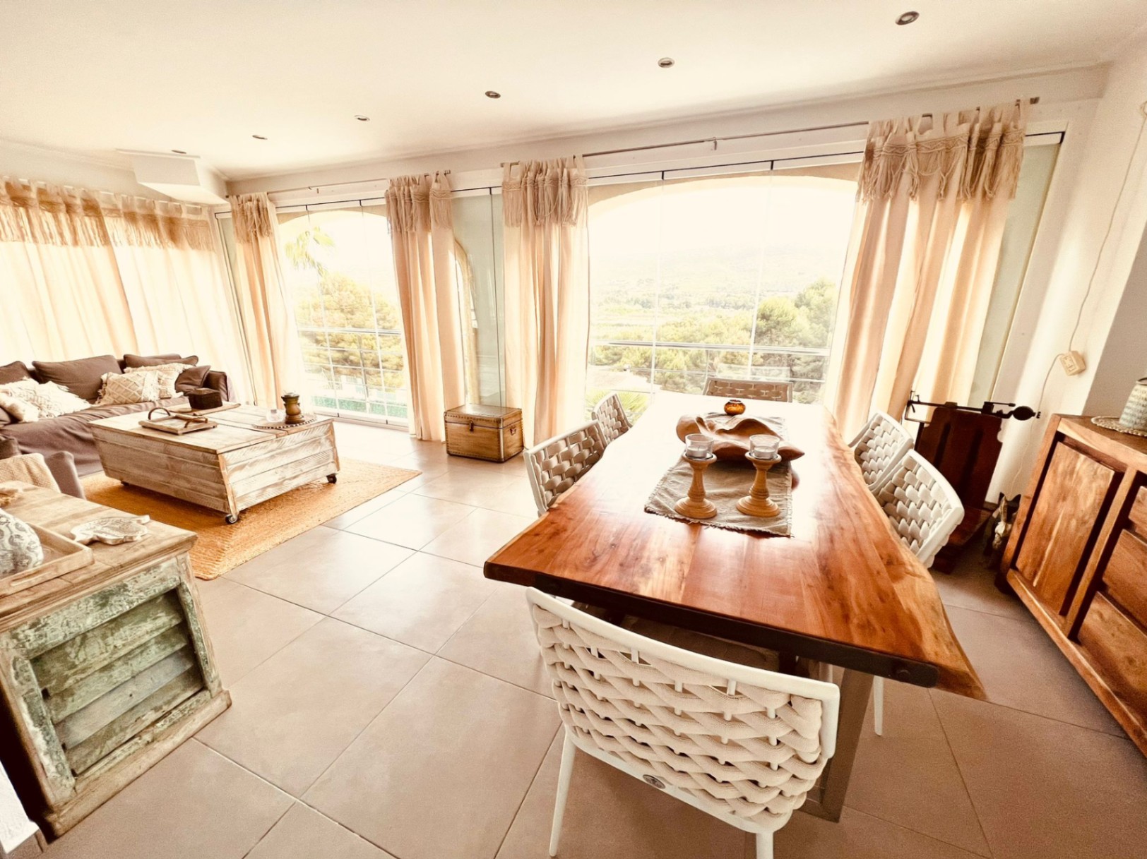 Exquisita villa de 5 dormitorios con impresionantes vistas en venta en Jávea cerca de la playa.