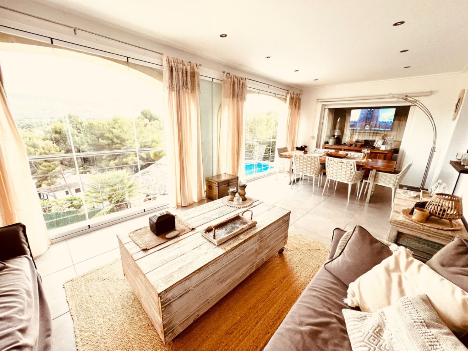Exquisita villa de 5 dormitorios con impresionantes vistas en venta en Jávea cerca de la playa.