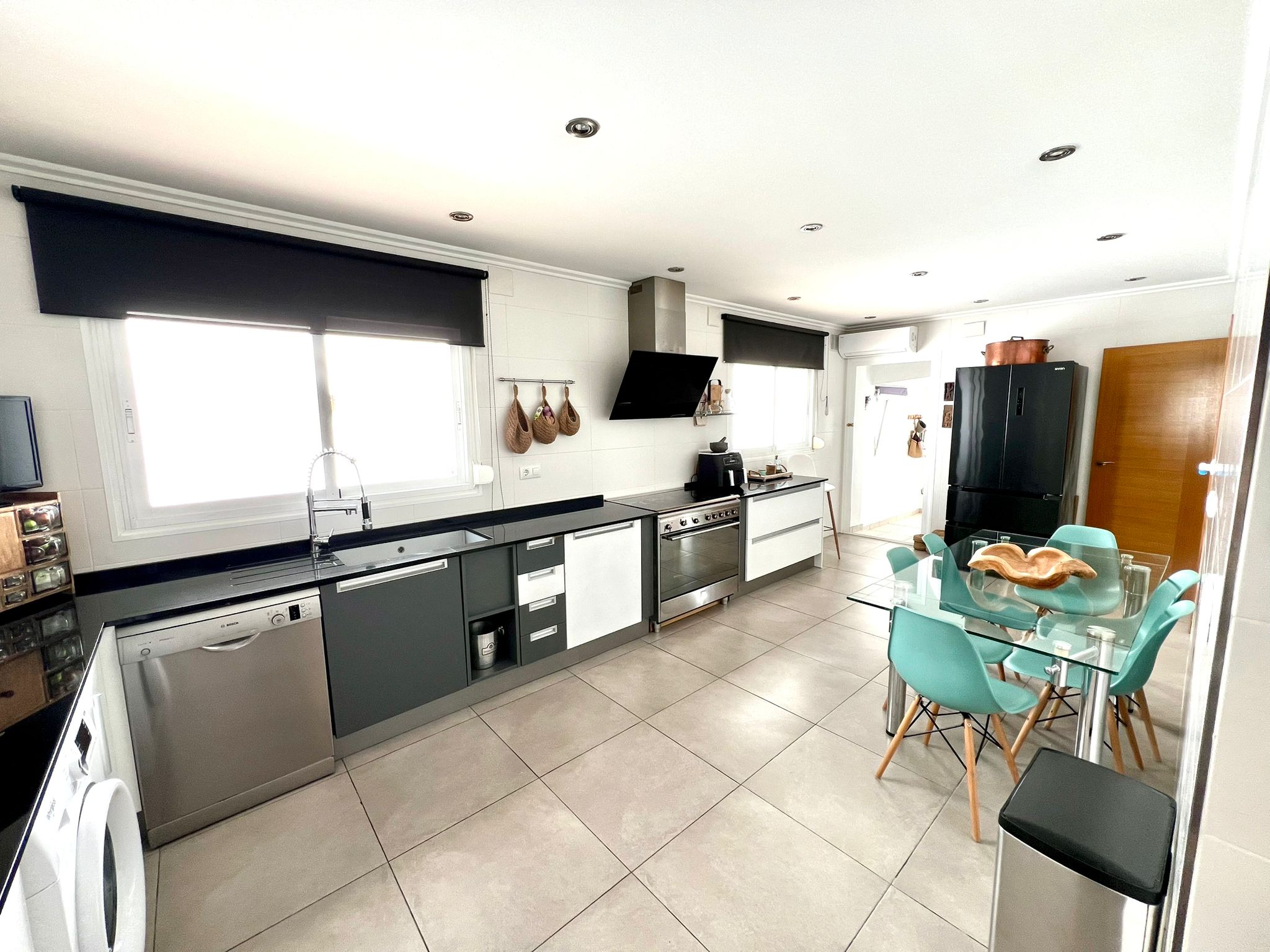 Exquisita villa de 5 dormitorios con impresionantes vistas en venta en Jávea cerca de la playa.