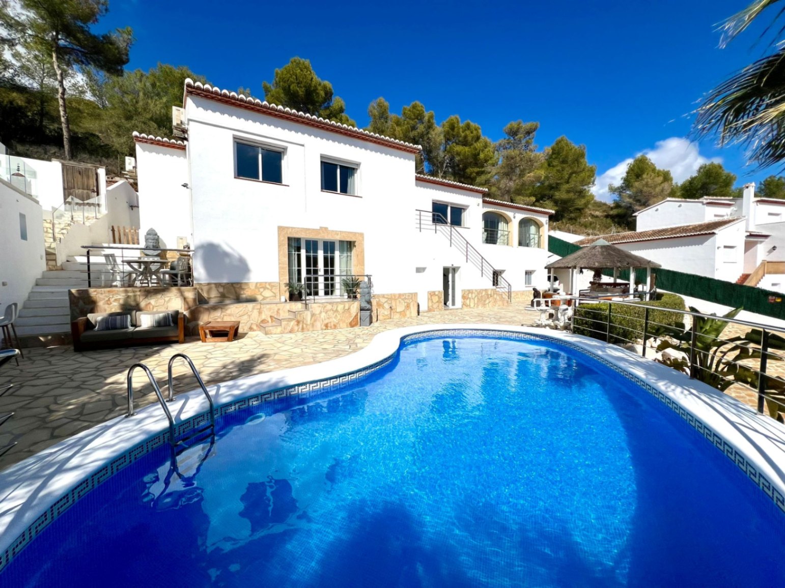 Exquisita villa de 5 dormitorios con impresionantes vistas en venta en Jávea cerca de la playa.