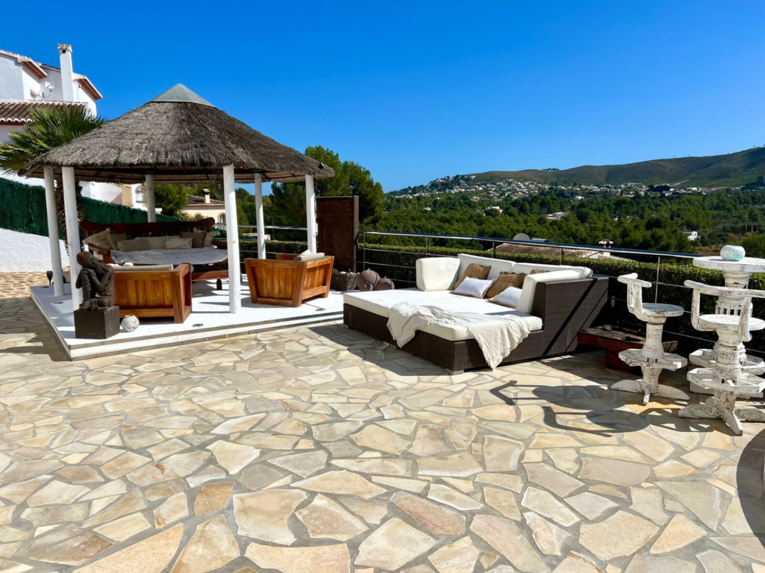 Exquisita villa de 5 dormitorios con impresionantes vistas en venta en Jávea cerca de la playa.