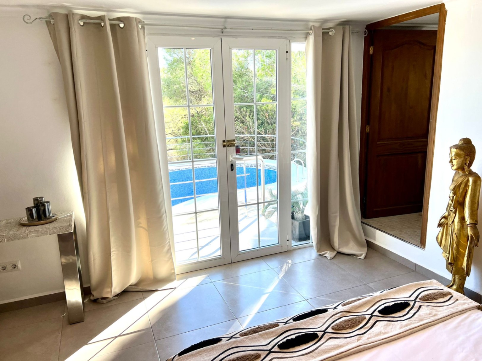 Exquisita villa de 5 dormitorios con impresionantes vistas en venta en Jávea cerca de la playa.