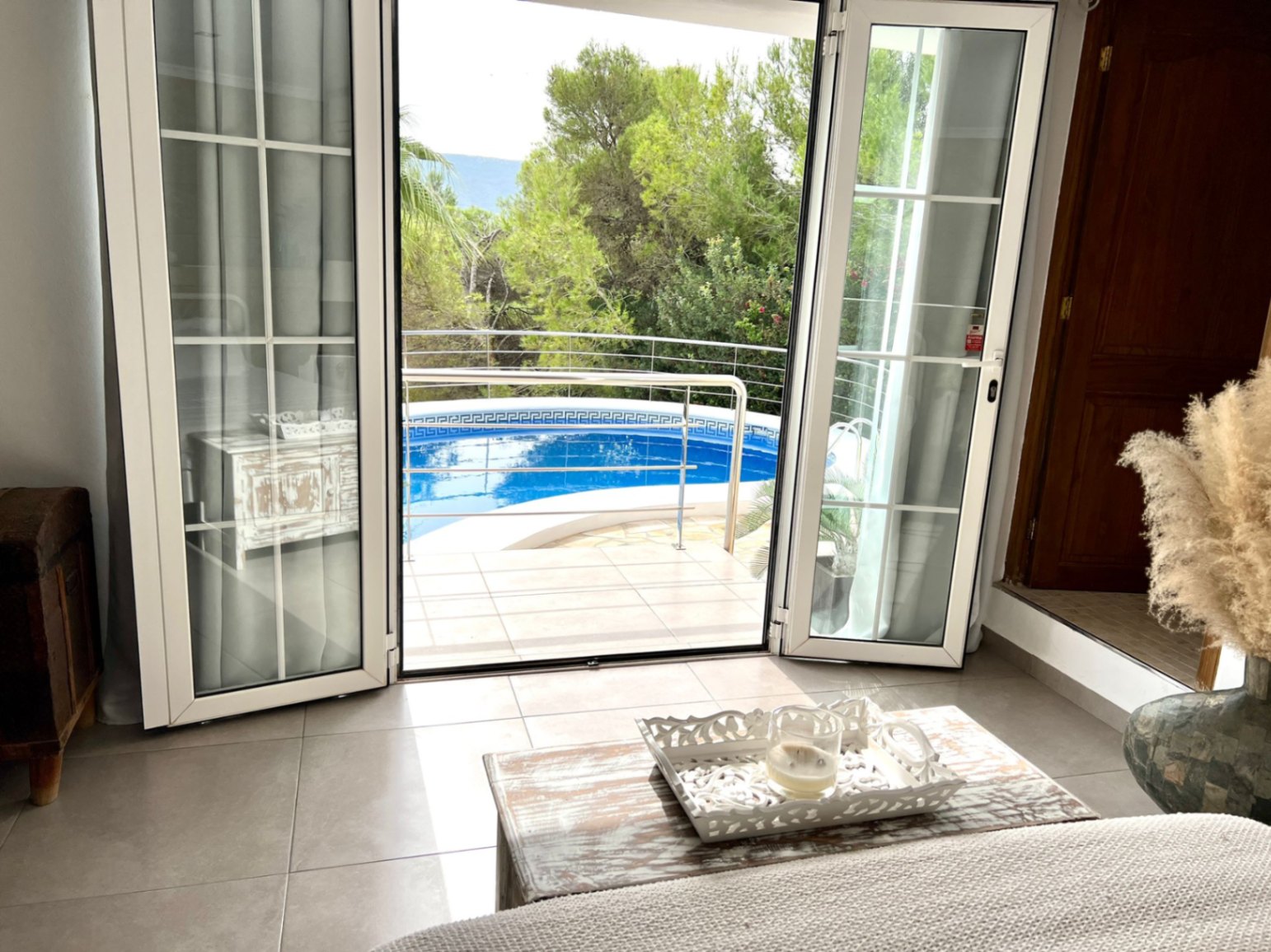 Exquisita villa de 5 dormitorios con impresionantes vistas en venta en Jávea cerca de la playa.