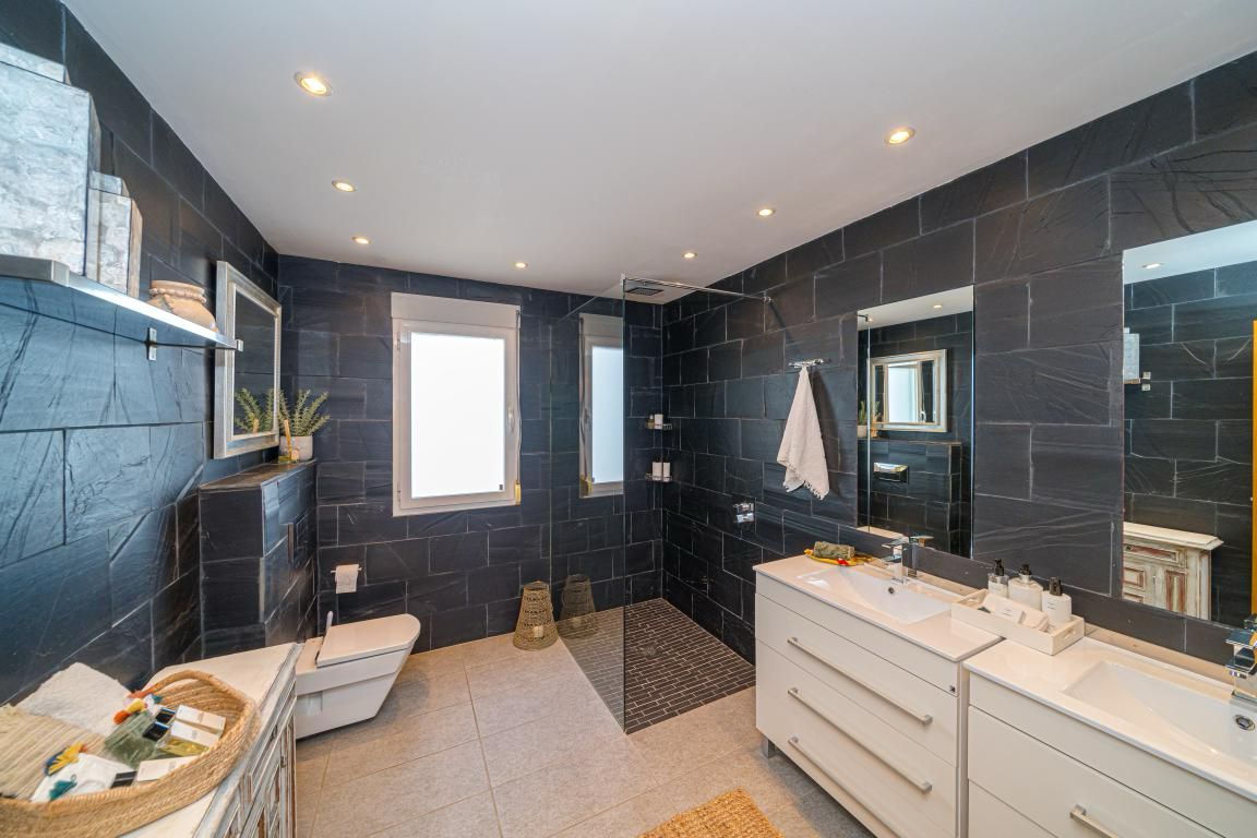 Exquisita villa de 5 dormitorios con impresionantes vistas en venta en Jávea cerca de la playa.
