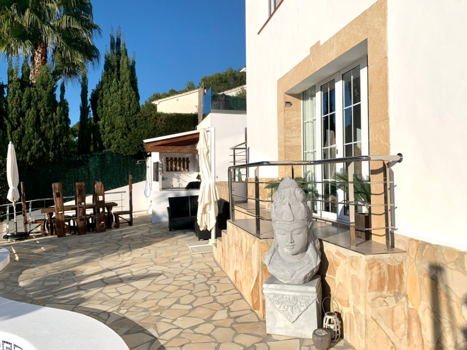 Exquisita villa de 5 dormitorios con impresionantes vistas en venta en Jávea cerca de la playa.