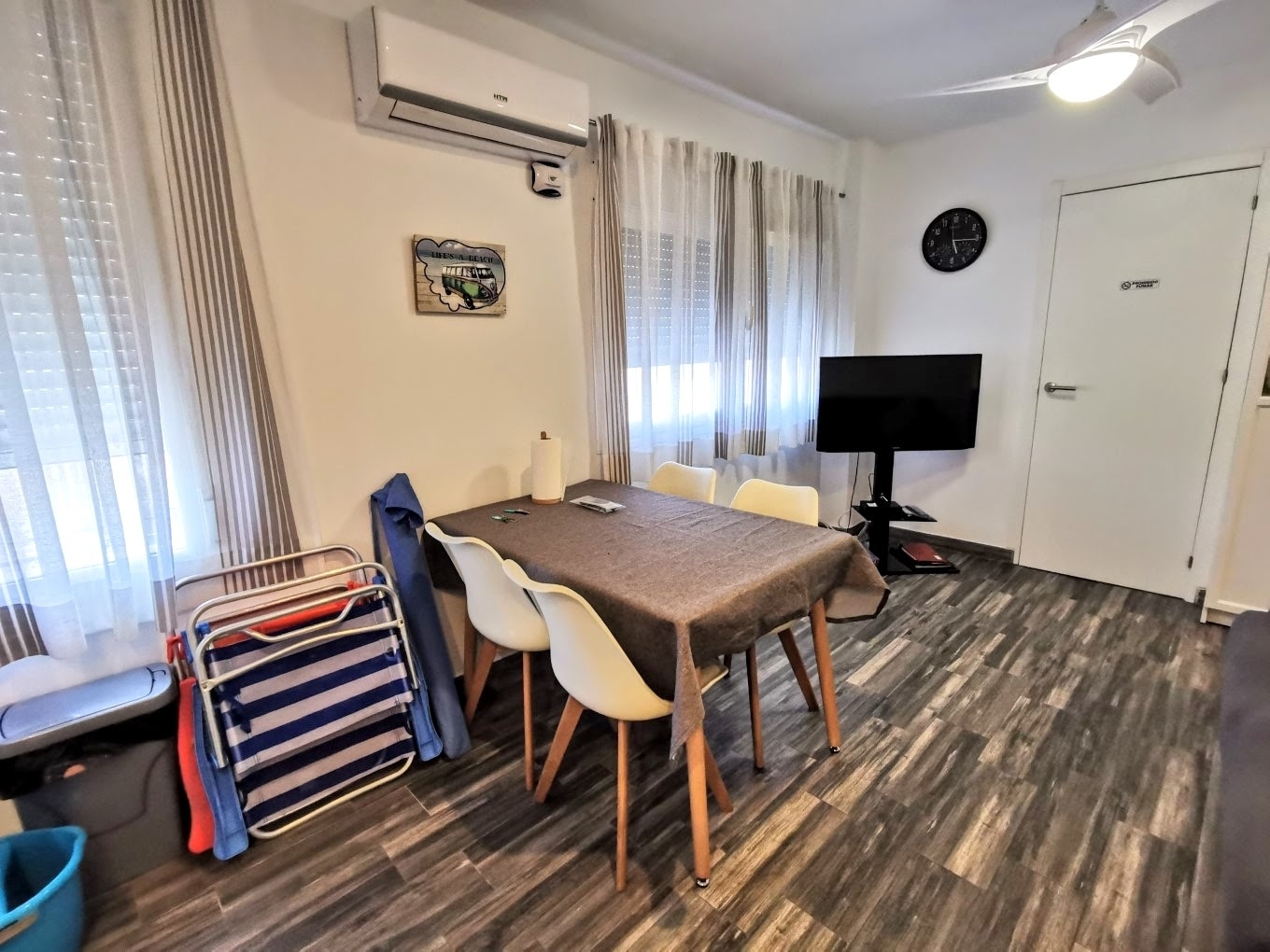 Casa adosada de cinco dormitorios separada en 3 apartamentos en venta en la playa del Arenal de Jávea