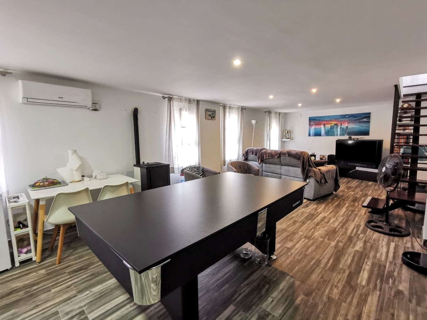 Casa adosada de cinco dormitorios separada en 3 apartamentos en venta en la playa del Arenal de Jávea