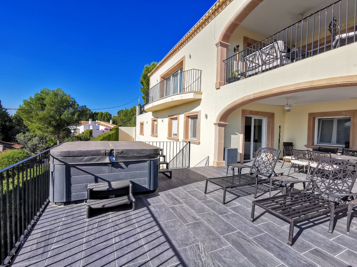 Villa moderna en venta en Javea con espectaculares vistas abiertas en el Montgó