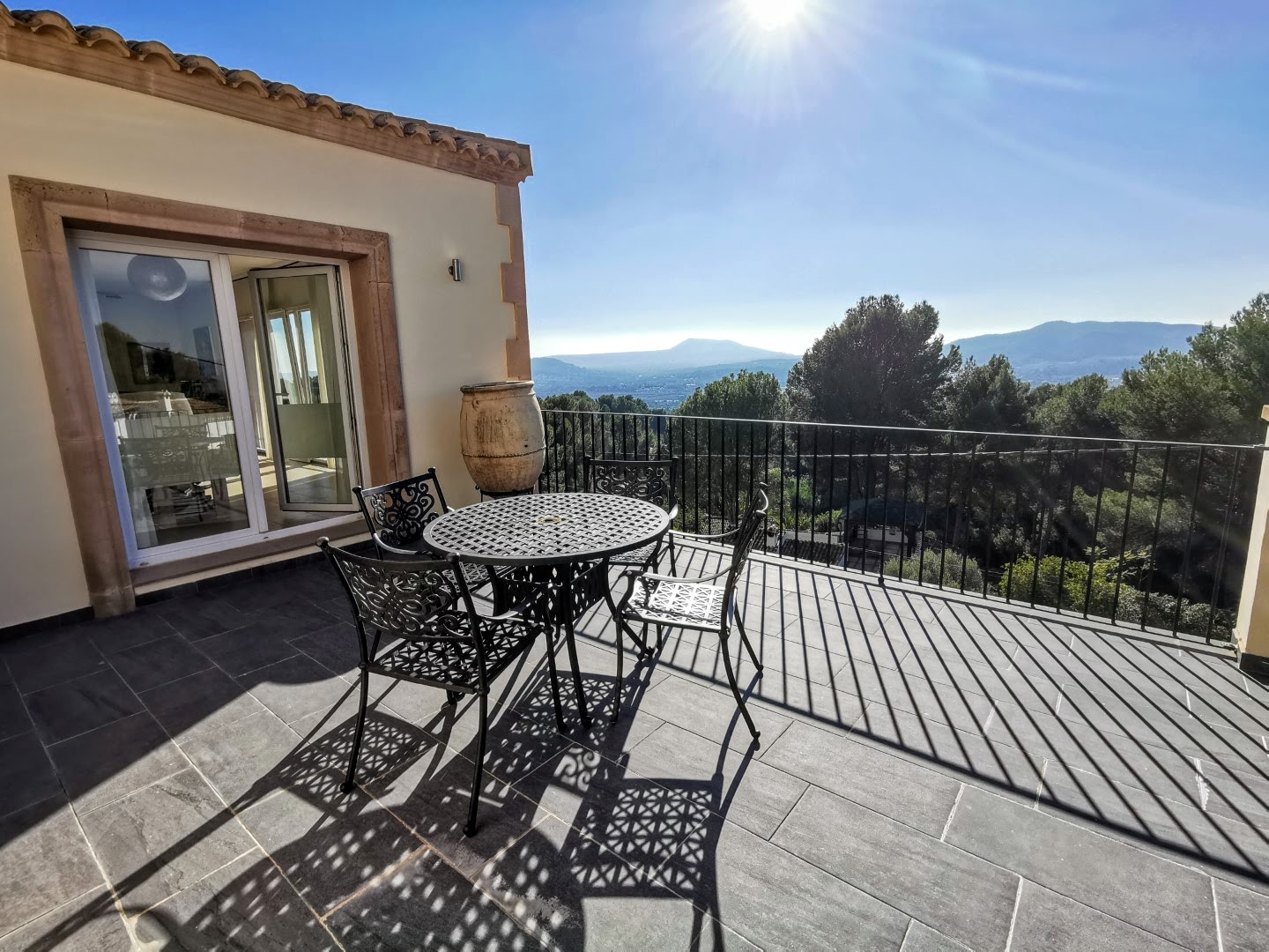 Villa moderna en venta en Javea con espectaculares vistas abiertas en el Montgó