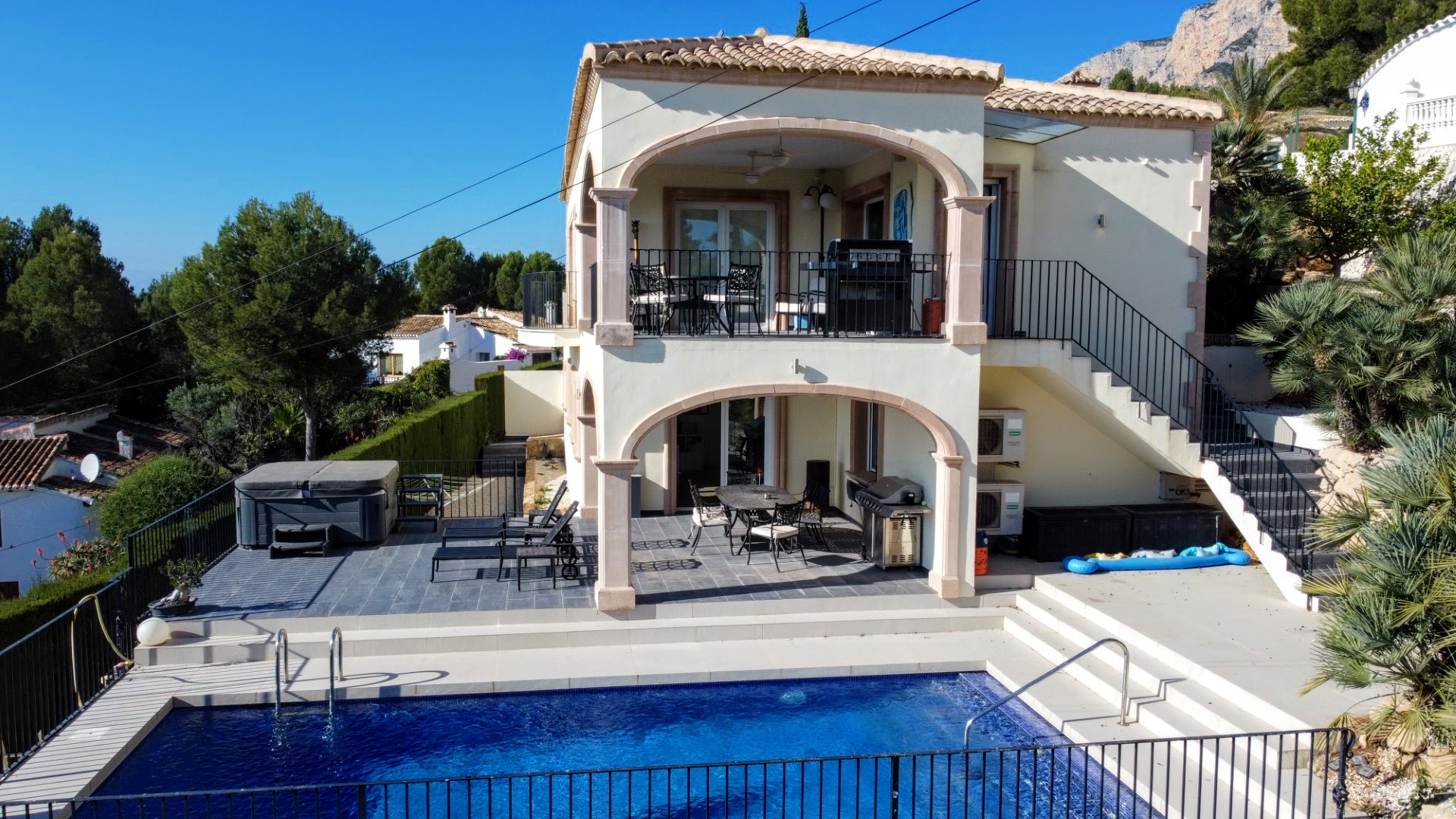 Moderne villa til salgs i Javea med spektakulær åpen utsikt over Montgo