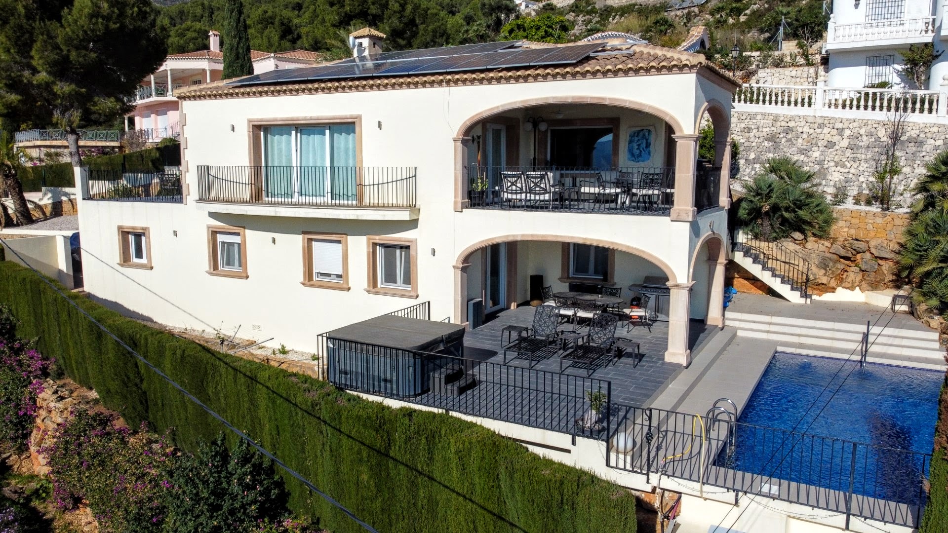 Moderne villa til salgs i Javea med spektakulær åpen utsikt over Montgo